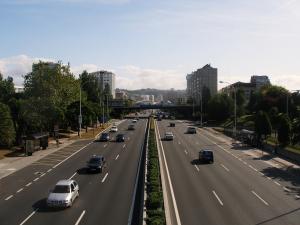 Avenida de Alfonso Molina, la principal arteria de la ciudad. Soporta diariamente 140 000 vehículos[182]