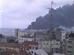 Imagen del hundimiento del petrolero Mar Egeo en 1992
