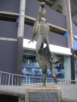 Estatua conmemorativa del Mundial de 1982. La Coruña fue una de las ciudades sede