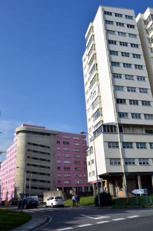 Bloques del Polígono de Caranza en Ferrol en la calle Alcalde Quintanilla. En segundo término, pintado en rosa, el bloque L10 de la «Unidad 2» (1970)