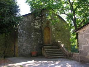 Antigua casa rectoral, parte de lo que fue el monasterio de Tojosoutos. Hoy reconvertida en albergue.