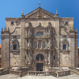 De izquierda a derecha y de arriba abajo: panorámica de la ciudad, la Catedral, el monasterio de San Martín Pinario, la Ciudad de la Cultura de Galicia, el parque de la Alameda, el palacio de Fonseca y el palacio de Rajoy.