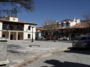 Plaza y ayuntamiento de la localidad 