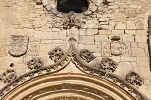 Detalle de la portada de la iglesia-panteón de los marqueses de Moya, declarada bien de interés cultural