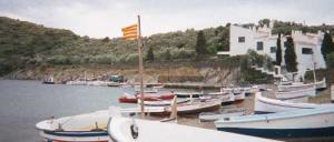 La bahía de Portlligat con la Casa Museo Dalí al fondo