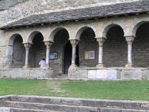 Pórtico de la iglesia románica de Queralbs