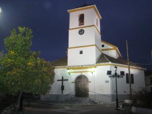 Vista de la Iglesia de Ntra. Sra. del Rosario, en Chimeneas