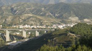 Vista de Huétor de Santillán, junto al puente de la autovía A-92