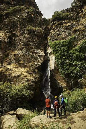 Vista de la cascada de quince metros en el Tajo de Cortes del Río Bermejo, en Pórtugos.