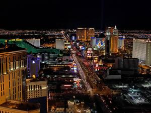 Vista nocturna de The Strip, avenida en la que se sitúan varios de los casinos y hoteles más conocidos de Las Vegas.