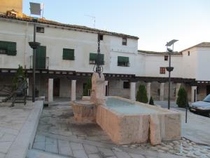 Fuente y plaza Mayor de Almonacid.