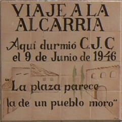 Placa cerámica recordando la estancia de Camilo José Cela en la localidad