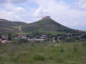 Vista de la localidad y del castillo de Jadraque