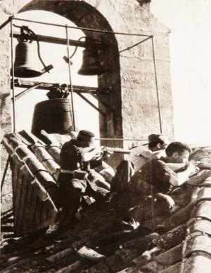 Milicianos republicanos parapetados en el tejadillo de la torre sur de la catedral de Sigüenza