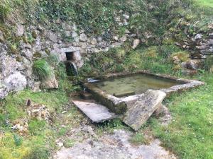 Fuente-lavadero del caserío Etxabeguren Berri en el barrio Azaldegi