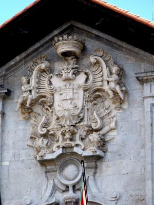 Escudo de Mondragón en la fachada del Ayuntamiento