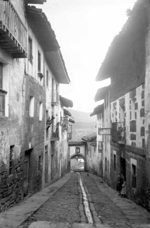 Calle y portal de Salinas en 1915. Fotografía:Indalecio Ojanguren
