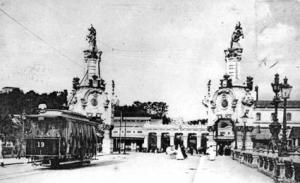 Tranvía de la Compañía del Tranvía de San Sebastián, primera en España en electrificar todos sus servicios de tranvía, cruzando el puente de María Cristina en 1905