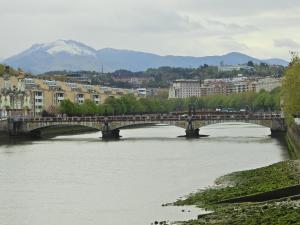 El puente de María Cristina conecta el Centro con el barrio de Eguía 