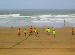 En Zarauz se puede disfrutar del fútbol playa cuando la mar lo permite...