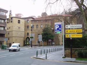 Torre de los Zarauz (actual campanario y Museo de Arte e Historia) y parroquia de Santa María la Real