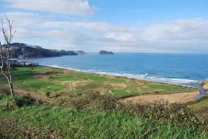 Vista general del campo de golf de Zarauz con la playa, el mar y el 