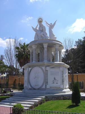 Monumento a la Virgen de las Angustias.