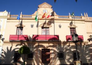 Fachada del Ayuntamiento de Ayamonte en la Plaza de la Laguna.