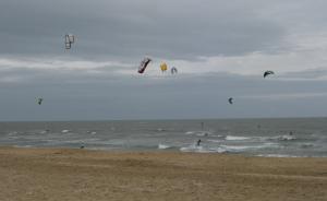Kitesurferos en la playa Central de Isla Cristina.