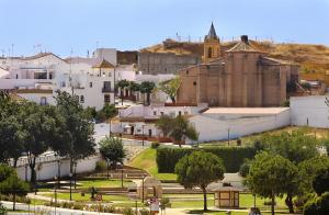 Vista panorámica de la entrada de Palos de la Frontera donde se observa la Fontanilla, la Iglesia de San Jorge Mártir y en el cabezo los restos del antiguo castillo de Palos.