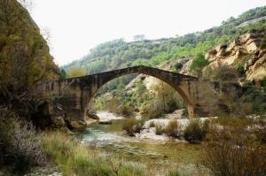 Puente de la Famiñosa sobre el río Alcanadre