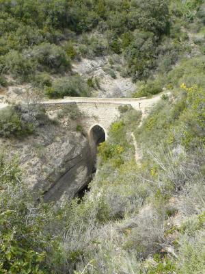 El «puente del diablo» que une Asque y Colungo.