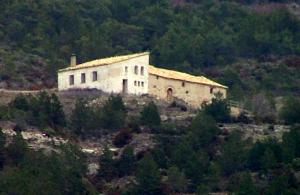 Ermita románica de Ordás y refugio de montaña anexo.
