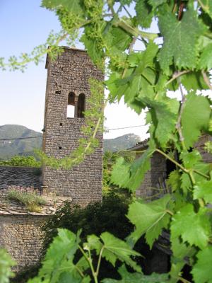 Torre de la iglesia de Sarsa de Surta.