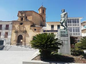Iglesia de San Antón, antigua parada vieja, con estatua en honor al escultor Pablo de Rojas.