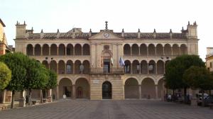 Vista del Ayuntamiento de Andújar, en la plaza de España