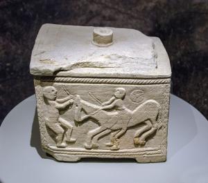 Caja de los Guerreros. Necrópolis íbera de Piquía, Museo Íbero de Jaén (siglo I a. C.) Excepcional urna funeraria con bajorrelieves diferentes en cada cara. 