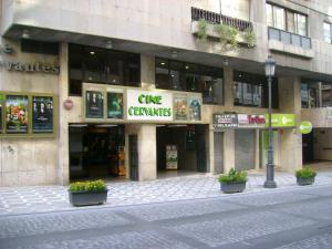 Entrada al antiguo Cine Cervantes