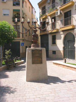 Menorá de la plaza de los Huérfanos, en homenaje a las familias de la diáspora sefardí