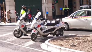 Patrulla de la policía local regulando el tráfico en un cruce