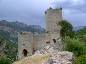 Castillo de Otíñar, a 13 km al sur del casco urbano