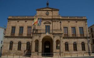 De izquierda a derecha y de arriba abajo: palacio municipal del ayuntamiento, monumento al minero, cabria minera y Hospital de los Marqueses de Linares
