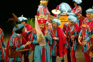 Chirigota actuando durante los Carnavales 2005 en el Teatro Cervantes de Linares.