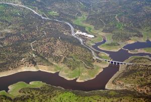 Vista aérea del embalse de La Fernandina, que suministra la mayor parte del agua que consume la ciudad de Linares.