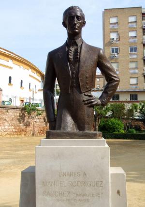 Monumento a Manolete, frente a la Plaza de Toros de Linares.