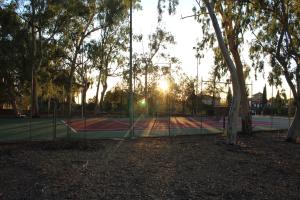 Pista de tenis en Linares, junto a la Fundición La Cruz, una de las primeras que se construyeron en la provincia de Jaén.