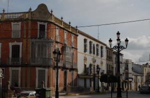 Acera de edificios originarios del cambio entre s. XIX y XX en La Carrera de Porcuna