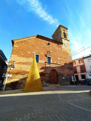 Fachada de la Iglesia de San Miguel Arcángel vista desde la plaza Mayor