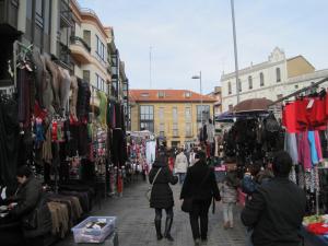 Vista parcial del mercado semanal, donde se venden productos de Astorga y las comarcas circundantes