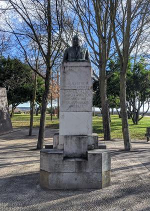Monumento a Manuel Gullón 02